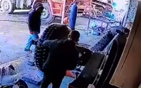 Tamir ettiği lastik bomba gibi patlayınca... - Resim: 1