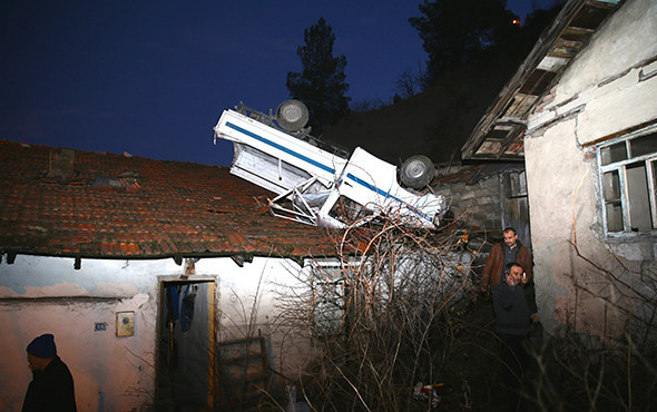 80 metrelik uçurumdan evin çatısına düştü! - Resim: 2