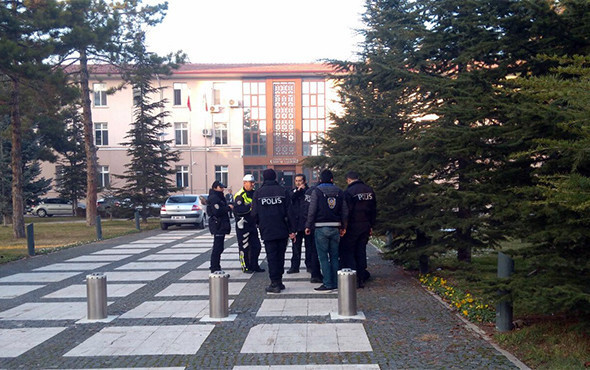 Valilik önünde hareketli anlar! Pompalı ile koşunca... - Resim: 1