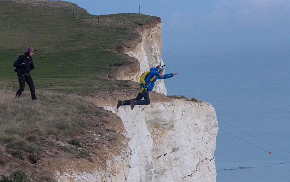 Arkadaşını kurtarmak için 150 metreden böyle atladı! - Resim: 2