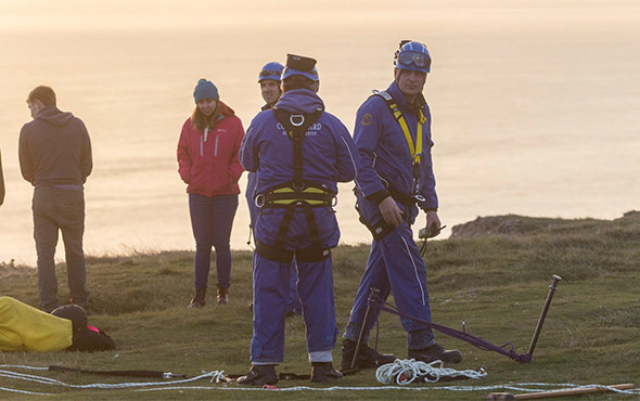 Arkadaşını kurtarmak için 150 metreden böyle atladı! - Resim: 3
