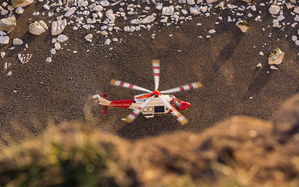 Arkadaşını kurtarmak için 150 metreden böyle atladı! - Resim: 4