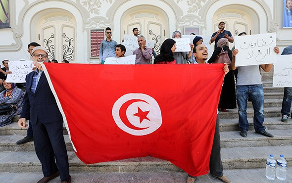 Öfkeli göstericiler polis merkezini ateşe verdi! - Resim: 1