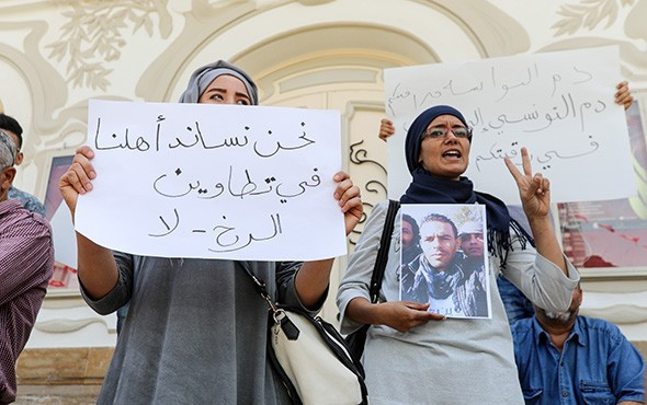 Öfkeli göstericiler polis merkezini ateşe verdi! - Resim: 2