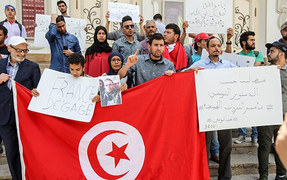 Öfkeli göstericiler polis merkezini ateşe verdi! - Resim: 3