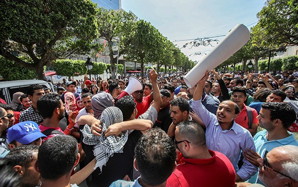 Öfkeli göstericiler polis merkezini ateşe verdi! - Resim: 4