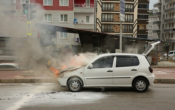 Kırmızı ışıkta alev aldı; sulama aracıyla söndürüldü! - Resim: 1