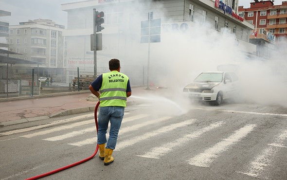 Kırmızı ışıkta alev aldı; sulama aracıyla söndürüldü! - Resim: 2