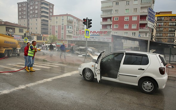 Kırmızı ışıkta alev aldı; sulama aracıyla söndürüldü! - Resim: 3
