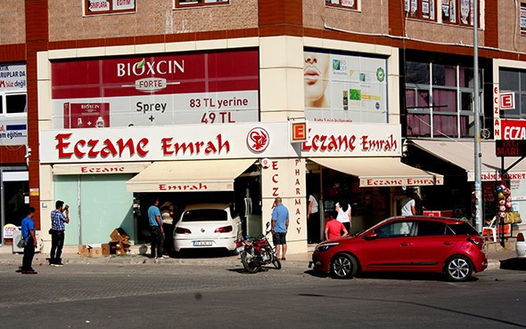 Kontrolden çıkan otomobil eczaneye daldı! - Resim: 1