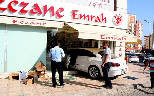 Kontrolden çıkan otomobil eczaneye daldı! - Resim: 2