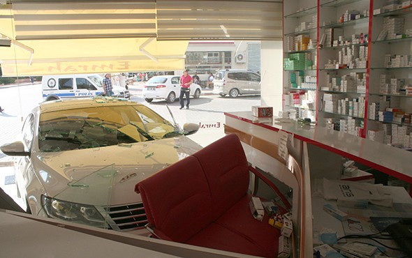 Kontrolden çıkan otomobil eczaneye daldı! - Resim: 3