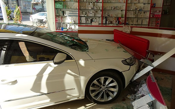 Kontrolden çıkan otomobil eczaneye daldı! - Resim: 4