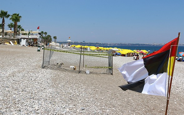 Sahilin ortasında önce tel örgü ardından şerit ve polis koruması!  - Resim: 1