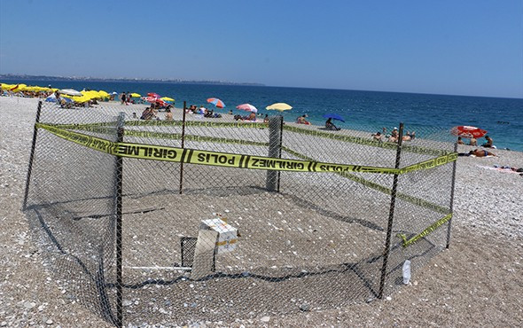 Sahilin ortasında önce tel örgü ardından şerit ve polis koruması!  - Resim: 2