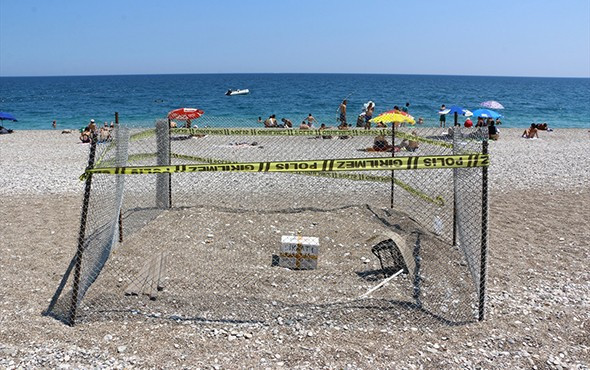 Sahilin ortasında önce tel örgü ardından şerit ve polis koruması!  - Resim: 4