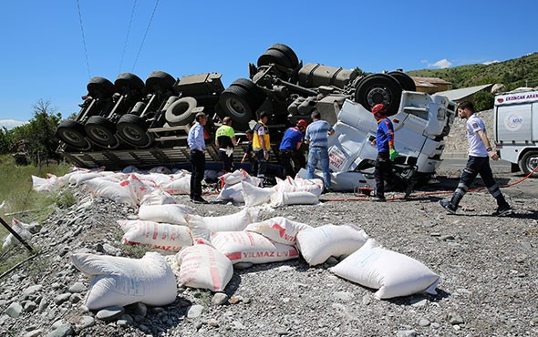 TIR'da sıkışan sürücü 3 saatte zor kurtarılabildi! - Resim: 1