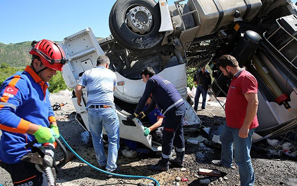 TIR'da sıkışan sürücü 3 saatte zor kurtarılabildi! - Resim: 4