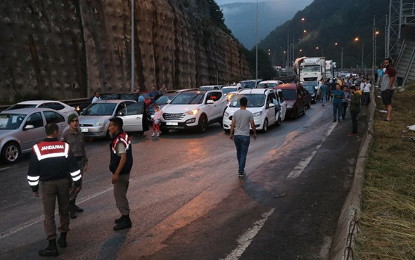 TIR kazası TEM Otoyolu’nu kapattı! - Resim: 3