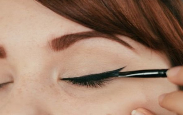 Eyeliner nasıl çekilir? Bakın bu hilelerle o kadar kolay ki... - Resim: 1