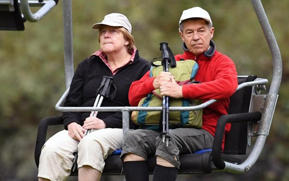 Angela Merkel dağa çıktı dikkat çeken detay - Resim: 1