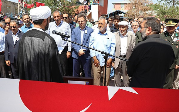 Cenaze namazını kıldırdı; gözyaşlarına boğuldu! - Resim: 4