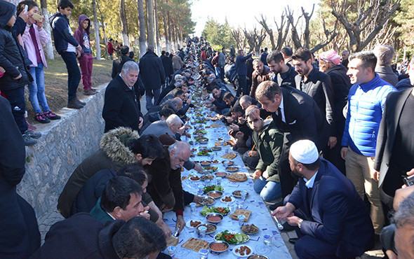 Öldürülen şeyh için 500 metrelik sofra kuruldu! - Resim: 3