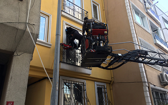 İstanbul'da operasyon: polisler eve itfaiye merdiveniyle girdi! - Resim: 1