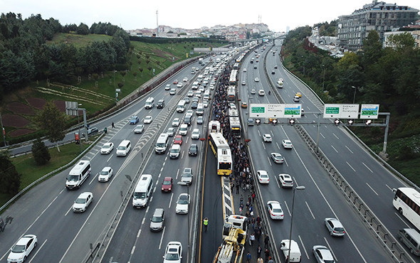 Metrobüs kaza yaptı: Tüm seferler durdu! - Resim: 2