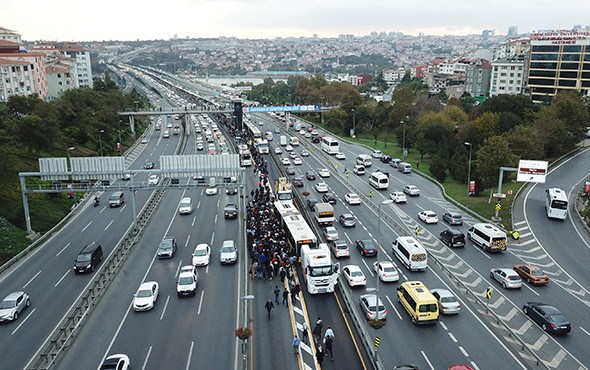 Metrobüs kaza yaptı: Tüm seferler durdu! - Resim: 3