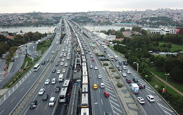 Metrobüs kaza yaptı: Tüm seferler durdu! - Resim: 4