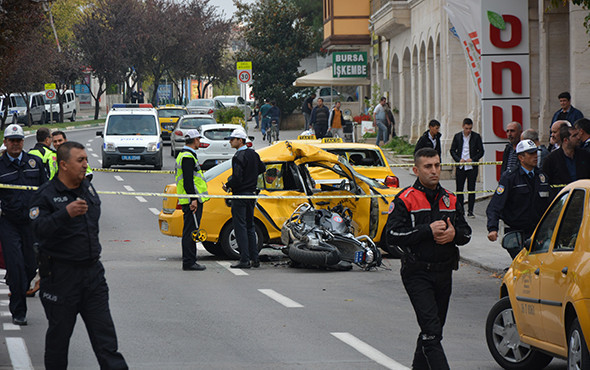 Ortalık savaş alanına döndü: Kazayı gören yanlarına koştu! - Resim: 2