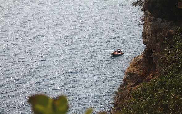 Kayalıklar arasında bulundu: Herkes güverteye çıkıp izledi! - Resim: 1