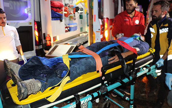 Yolcu otobüsü devrildi: Ölü ve çok sayıda yaralı var! - Resim: 2