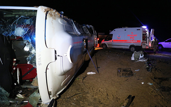 Yolcu otobüsü devrildi: Ölü ve çok sayıda yaralı var! - Resim: 3
