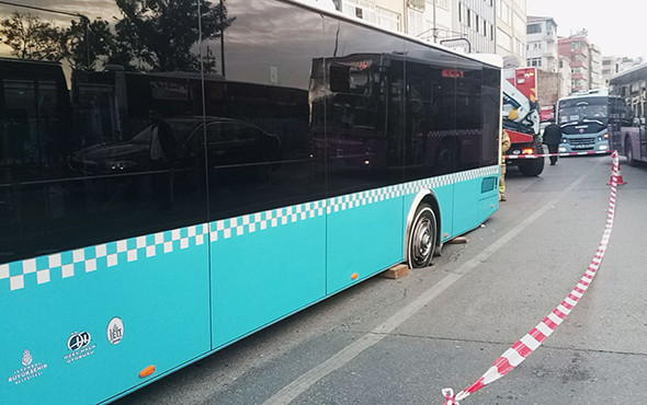 Kadıköy'de yol çöktü: Trafik kilitlendi! - Resim: 1