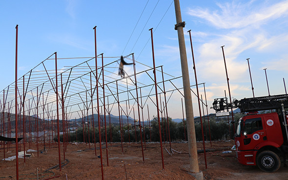 Korkunç ölüm: Akıma kapılan işçi tellerde asılı kaldı! - Resim: 1