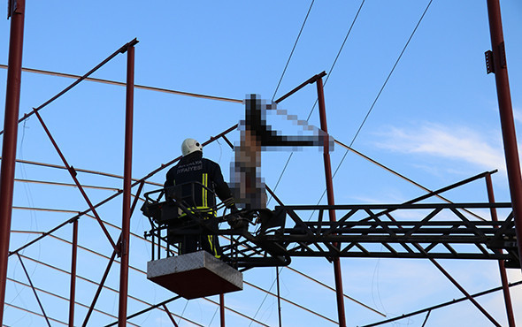 Korkunç ölüm: Akıma kapılan işçi tellerde asılı kaldı! - Resim: 2