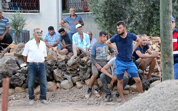 Korkunç ölüm: Akıma kapılan işçi tellerde asılı kaldı! - Resim: 4