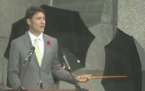  Justin Trudeau’dan Trump’a şemsiye göndermesi ıslanarak konuştu - Resim: 1