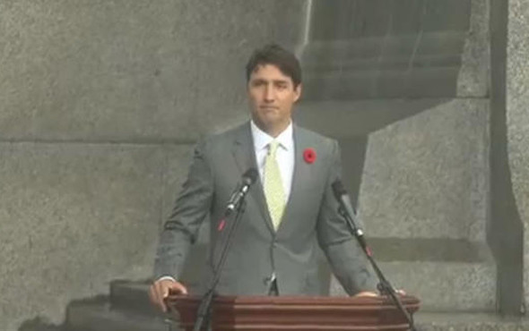  Justin Trudeau’dan Trump’a şemsiye göndermesi ıslanarak konuştu - Resim: 2