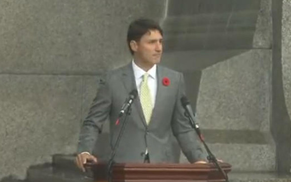  Justin Trudeau’dan Trump’a şemsiye göndermesi ıslanarak konuştu - Resim: 3