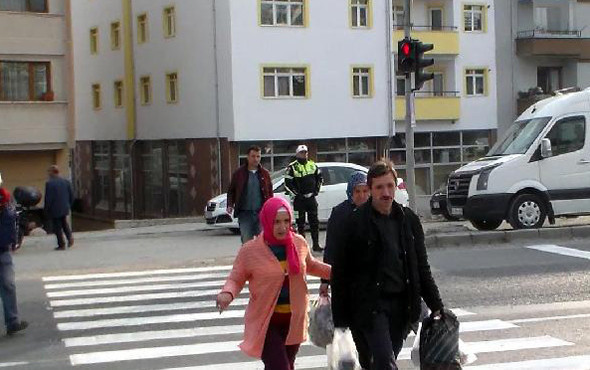 Yayalara kırmızı ışık cezası onlar da polise aldırış etmedi - Resim: 1