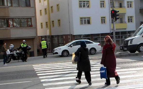 Yayalara kırmızı ışık cezası onlar da polise aldırış etmedi - Resim: 2