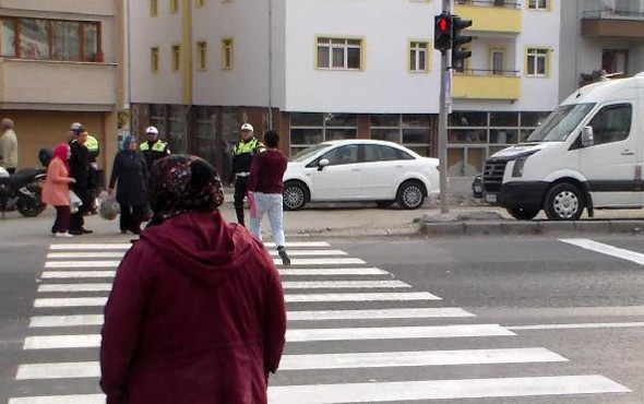 Yayalara kırmızı ışık cezası onlar da polise aldırış etmedi - Resim: 3