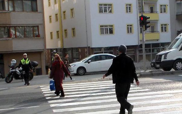 Yayalara kırmızı ışık cezası onlar da polise aldırış etmedi - Resim: 4