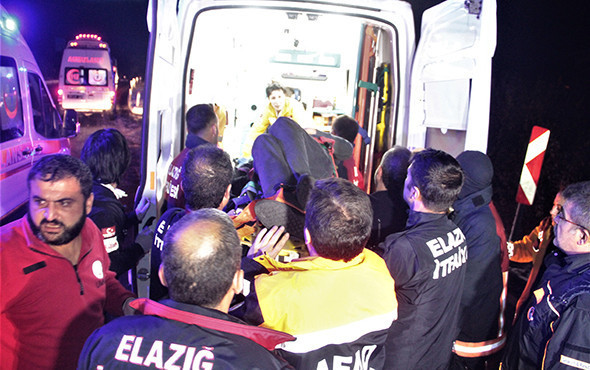 Elazığ'da feci kaza: Midibüs şarampole uçtu! - Resim: 2