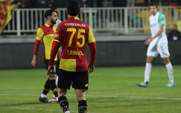 Görenler şaşırdı! Yırtık çorap modasına Göztepeli isim de katıldı - Resim: 1