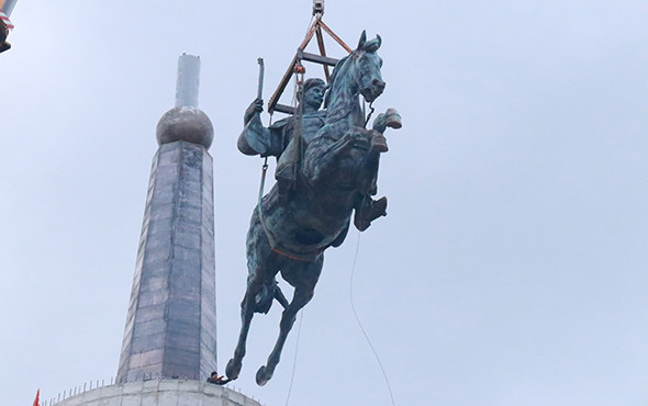 Gören telefonuna sarıldı! 65 metre yükseğe konulurken... - Resim: 3