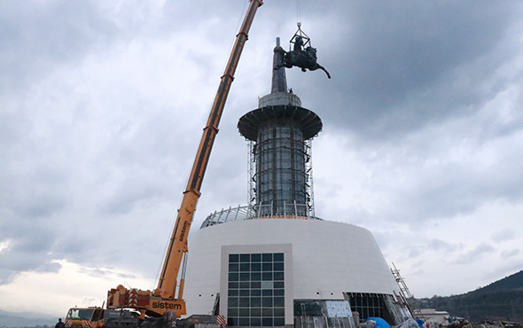 Gören telefonuna sarıldı! 65 metre yükseğe konulurken... - Resim: 4